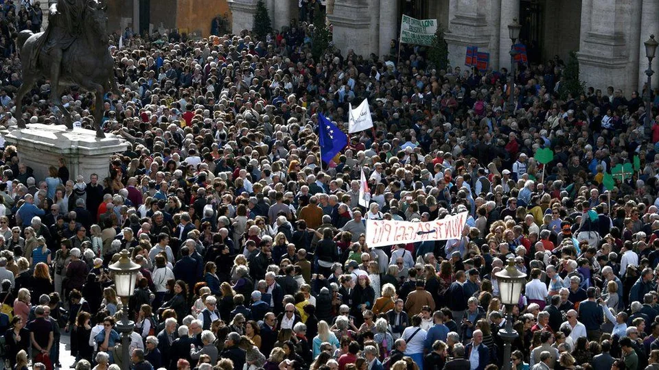 Read more about the article Odborári v uliciach: Masívny dav protestoval proti sociálnej politike vlády!
