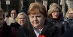 Monika Kavecká pred Úradom vlády SR v januári 2016, keď sestry, ktoré dodnes zastupuje, hrozili výpoveďami.