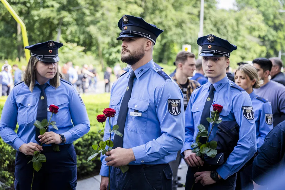 Read more about the article Stovky ľudí si v Nemecku uctili policajta dobodaného agfganským imigrantom