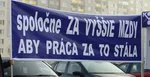 Na snímke transparent s nápisom Spoločne za vyššie mzdy, aby práca za to stála.