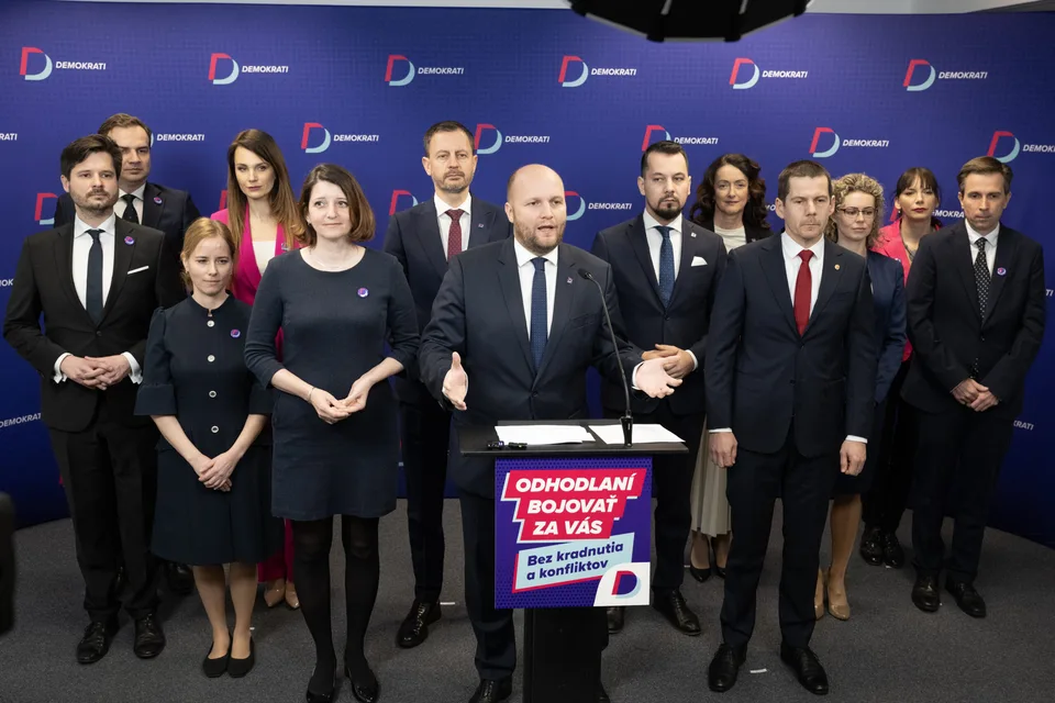 Read more about the article PRIESKUM Opozícia padá! Ľudia vystavili Naďovi účet za vyhodené milióny