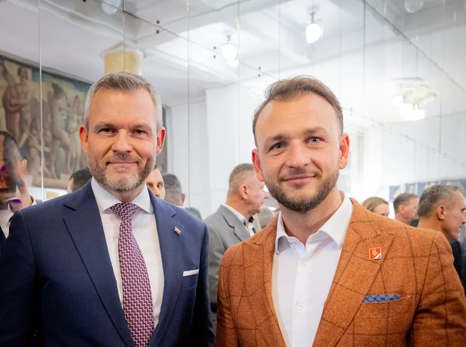 Read more about the article VIDEO Ďalší incident, namierený tentoraz voči prezidentovi, odsúdil aj minister Šutaj Eštok