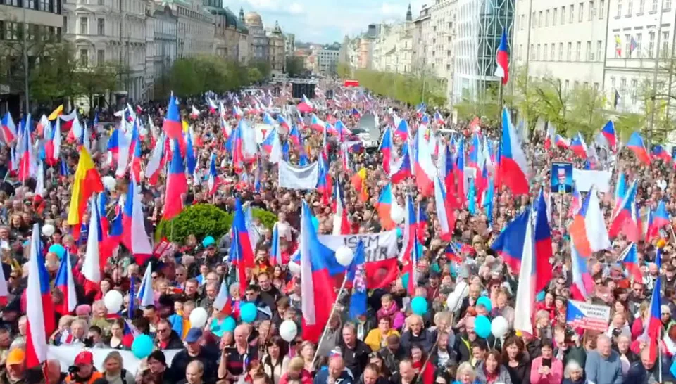 Read more about the article VIDEO Pražské Václavské námestie buráca: Demisiu!  Dav protestuje proti vláde Fialu, lebo ľudí ožobračuje