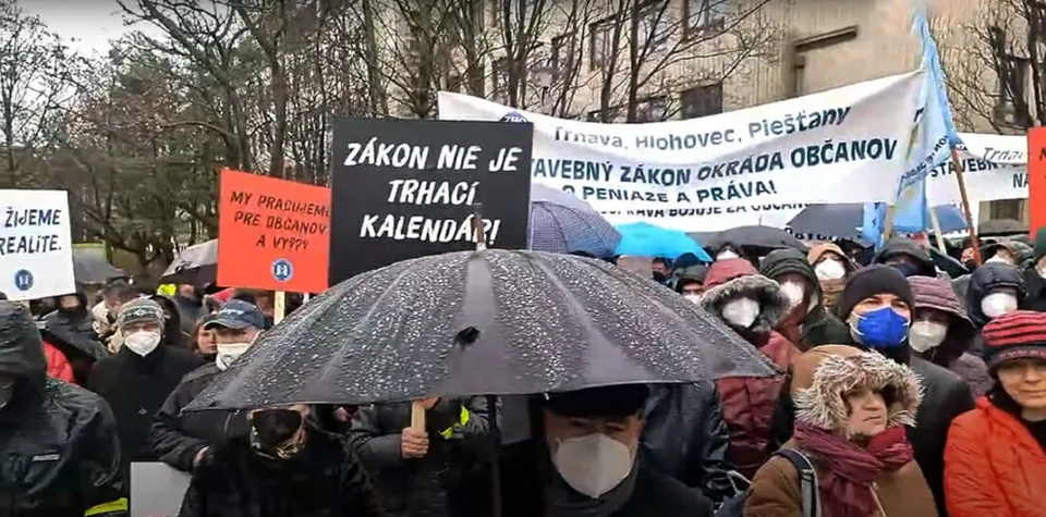 Read more about the article VIDEO Protest ZMOSU pred Úradom vlády: Kompetentní nás klamú a zavádzajú!