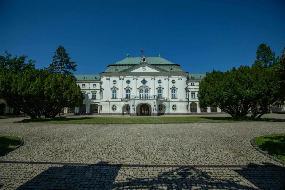 Read more about the article Autobusová blokácia pred Úradom vlády SR: Chcú sa presunúť pred parlament