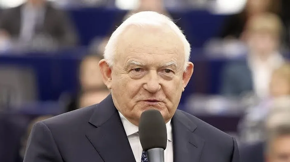 Read more about the article Bývalý poľský premiér reaguje na uznesenie EP o trans ženách: Trump je našou poslednou nádejou