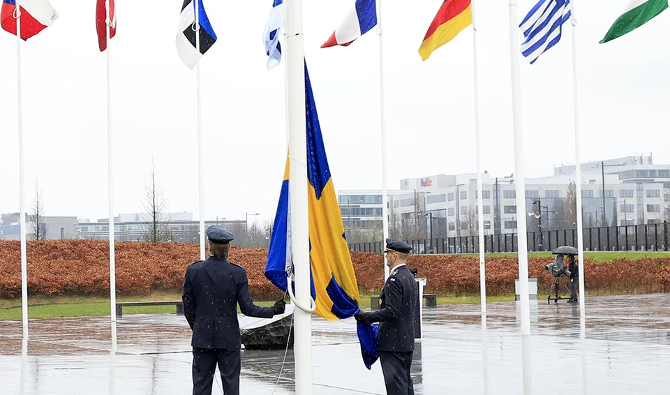 Read more about the article Švédsko slávnostne privítali v NATO vztýčením jeho vlajky. Stoltenberg v príhovore hovoril o kritických chvíľach pre bezpečnosť