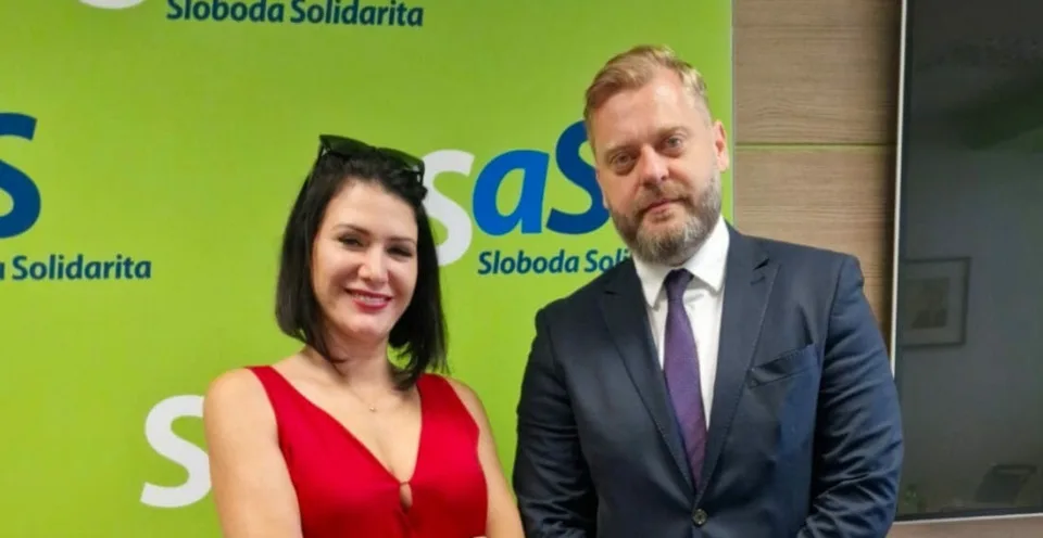 Read more about the article FOTO Cigánikovej spoločná póza s novým kolegom: Juraj, Vitaj. Dokázal si povedať, že cisár je nahý!
