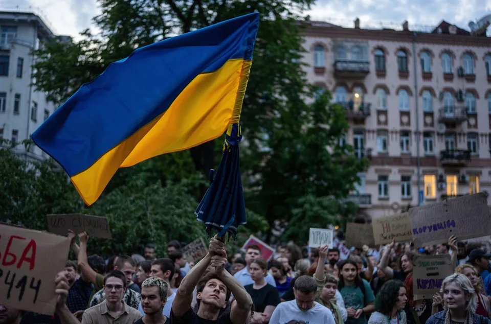 Read more about the article Ukrajinci vyšli do ulíc: Zelenského zákon o korupcii spustil prvý veľký protest od začiatku vojny