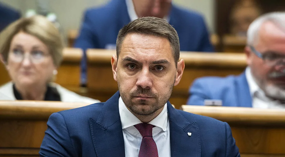 Read more about the article Gyimesi po tragédii v Gelnici odkazuje PS: Hanbite sa! Tancujete na hrobe obete a robíte si kampaň