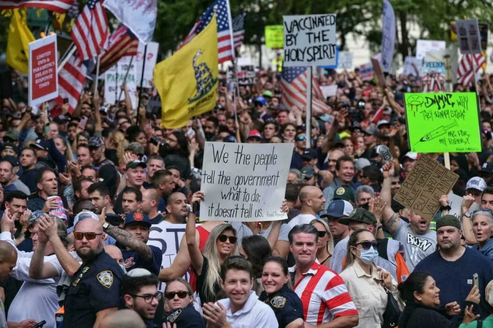 Read more about the article Masívny protest v New Yorku: Tisíce zamestnancov protestovali proti povinnému očkovaniu!