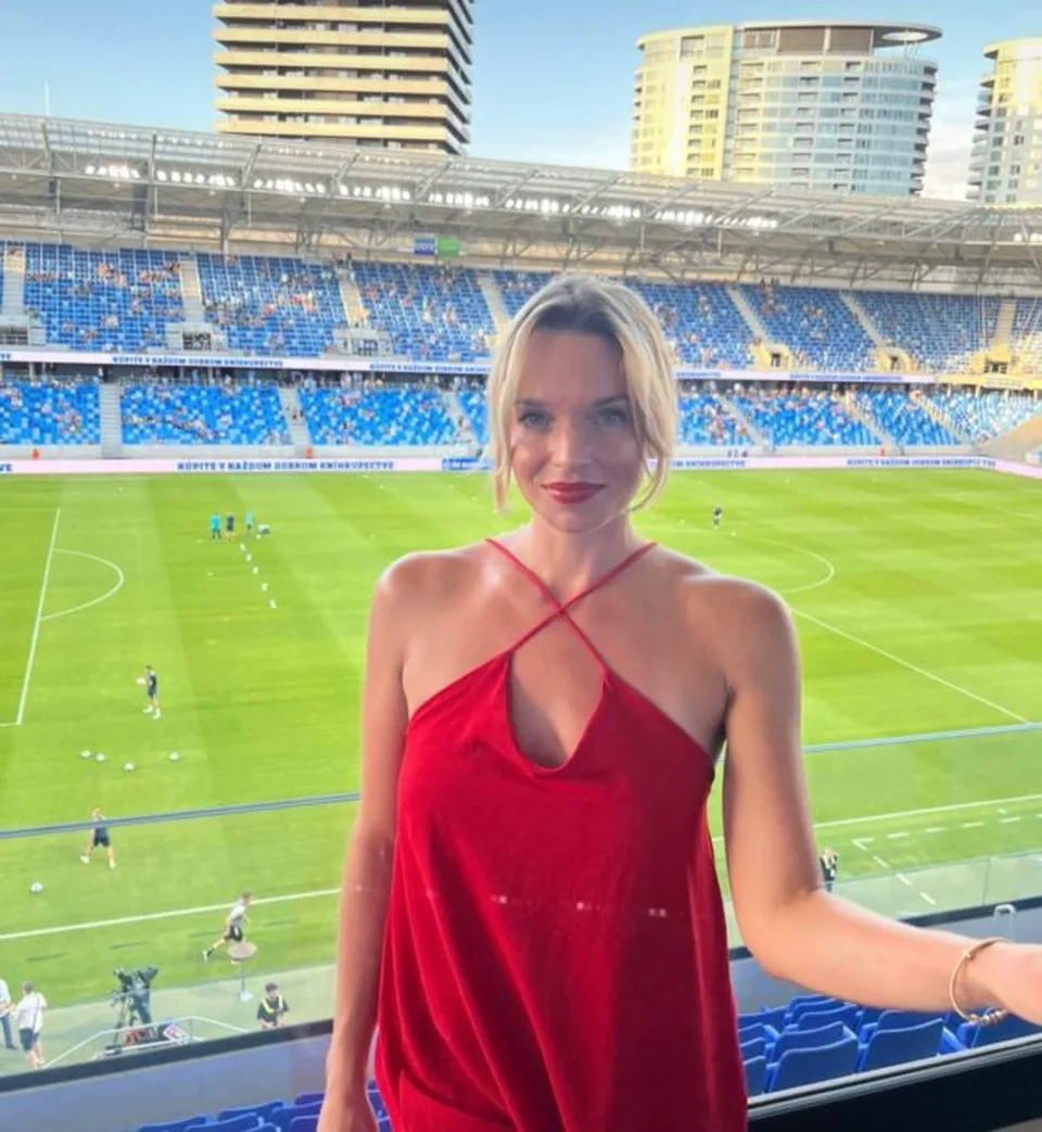 Read more about the article VIDEO Dodržala slovo: Poslankyňa Romana Tabak fandila spolu s Ultras Slovana!