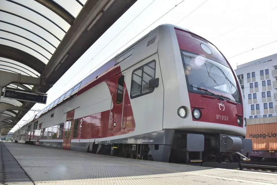 Read more about the article Ako sa správať vo vlaku či autobuse? TÚTO výhodu majú ľudia len v niektorých okresoch