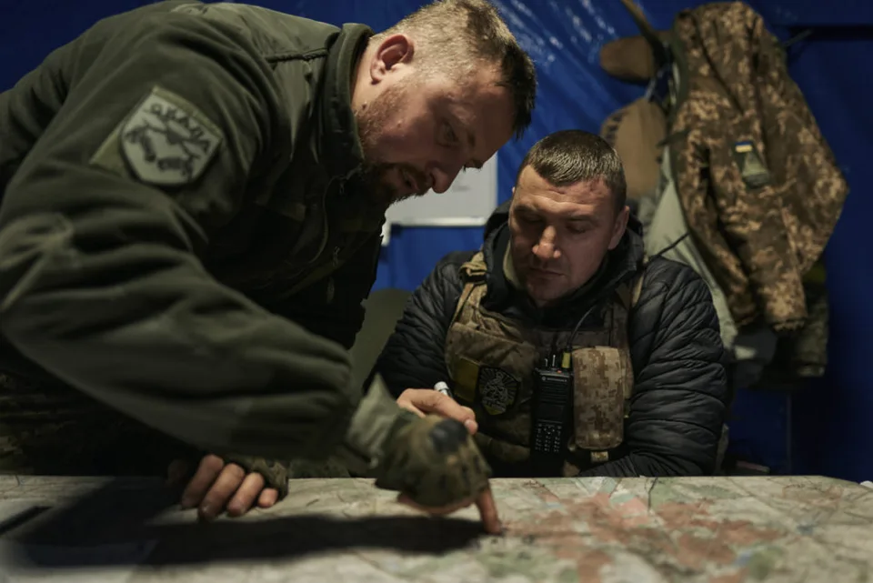 Read more about the article Velitelia ukrajinských brigád musia natočiť videá na podporu Syrského, inak budú potrestaní