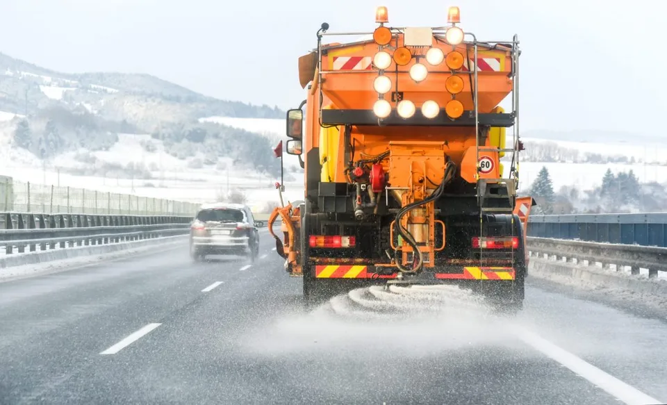 Read more about the article Vodič pozor na hmlu a zľadovatený sneh, varujú cestári
