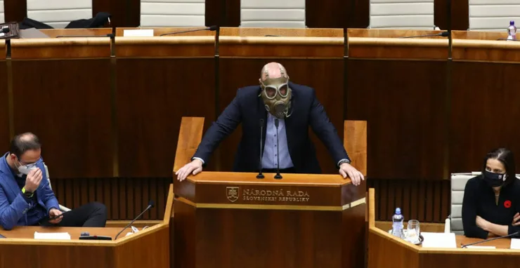 Andrej Medvecký v protiplynovej maske.