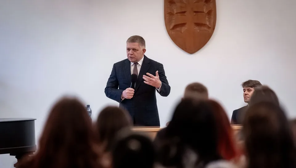 Read more about the article Premiér Fico pokračuje v sérii debát so študentmi. Tentokrát v Modre