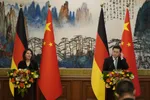 Nemecká ministerka zahraničných vecí Annalena Baerbocková (vľavo) a jej čínsky rezortný kolega Čchin Kang počas spoločnej tlačovej konferencie v Pekingu v piatok 14. apríla 2023.