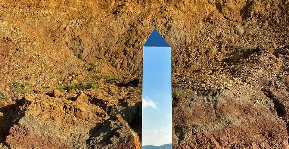 Read more about the article VIDEO Na ostrove Wight našli ďalší lesknúci sa stĺp! Prilákal obrovské davy ľudí