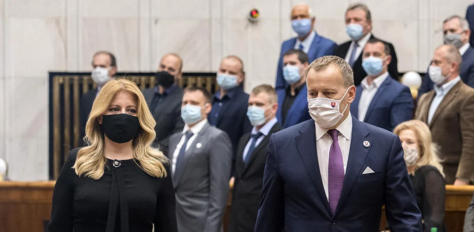 Read more about the article Pre nich už naozaj nič neplatí? Poslanci, ministri a prezidentka môžu chodiť do práce aj s COVID-19