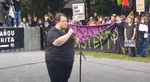 Na videosnímke mladík, ktorý si hovorí Lukas, nešetril počas verejného vyhlásenia v centre Bratislavy vulgarizmami.