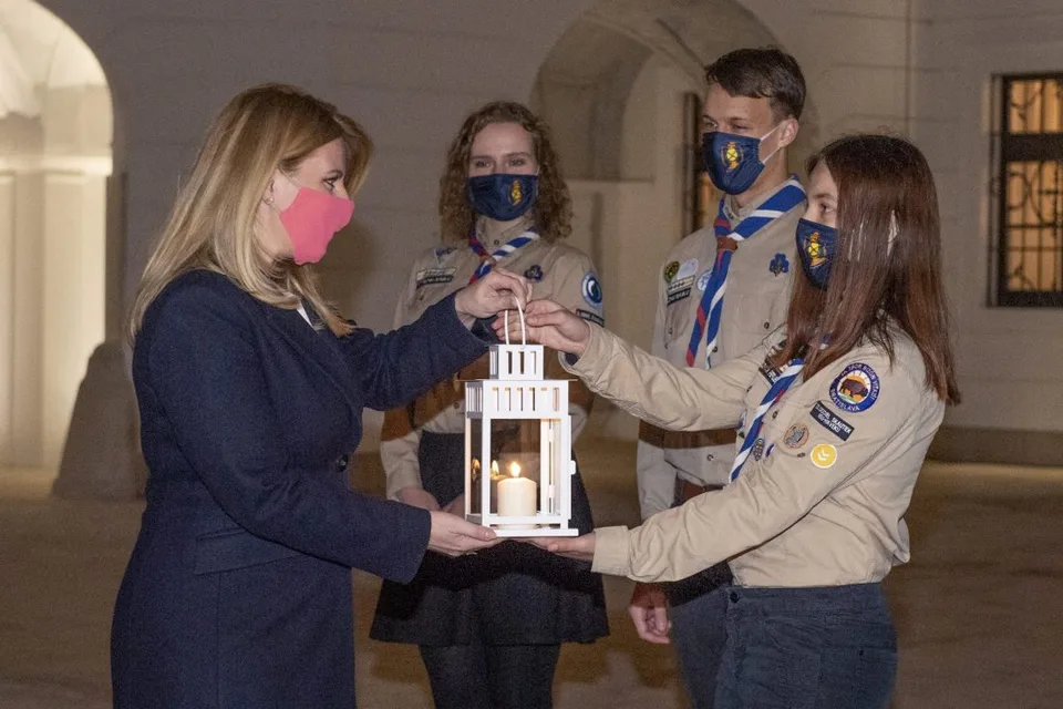 Read more about the article FOTO Takto si prezidentka prevzala od skautov betlehemské svetlo