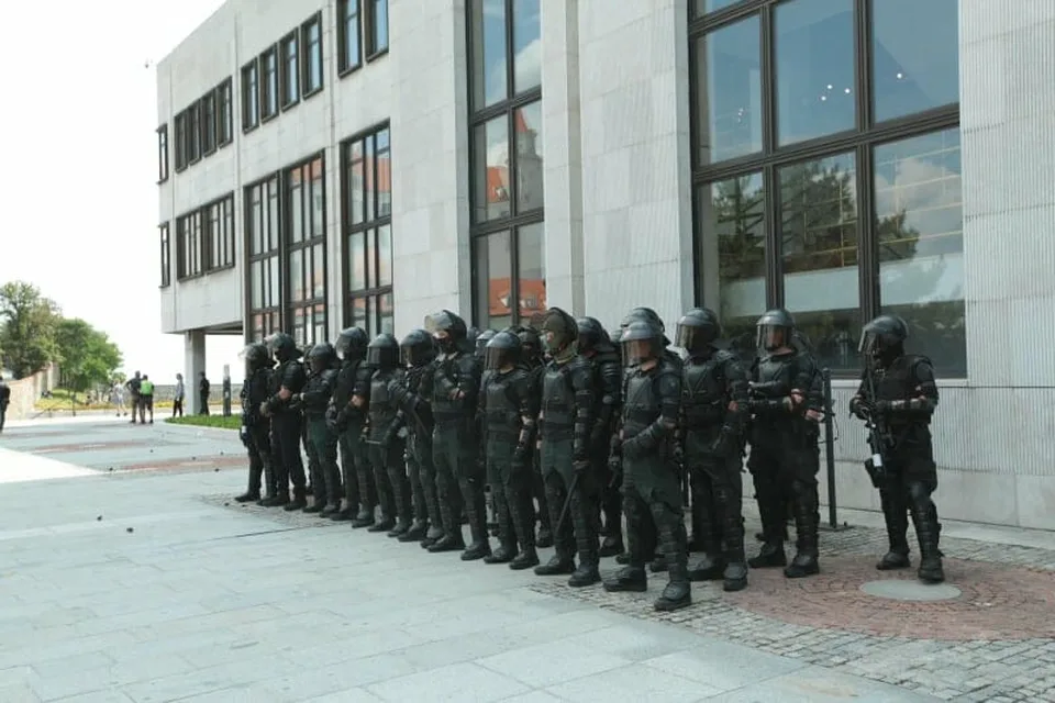 Read more about the article FOTO Protest pred parlamentom stále trvá: Takto to vyzerá pred národnou radou!