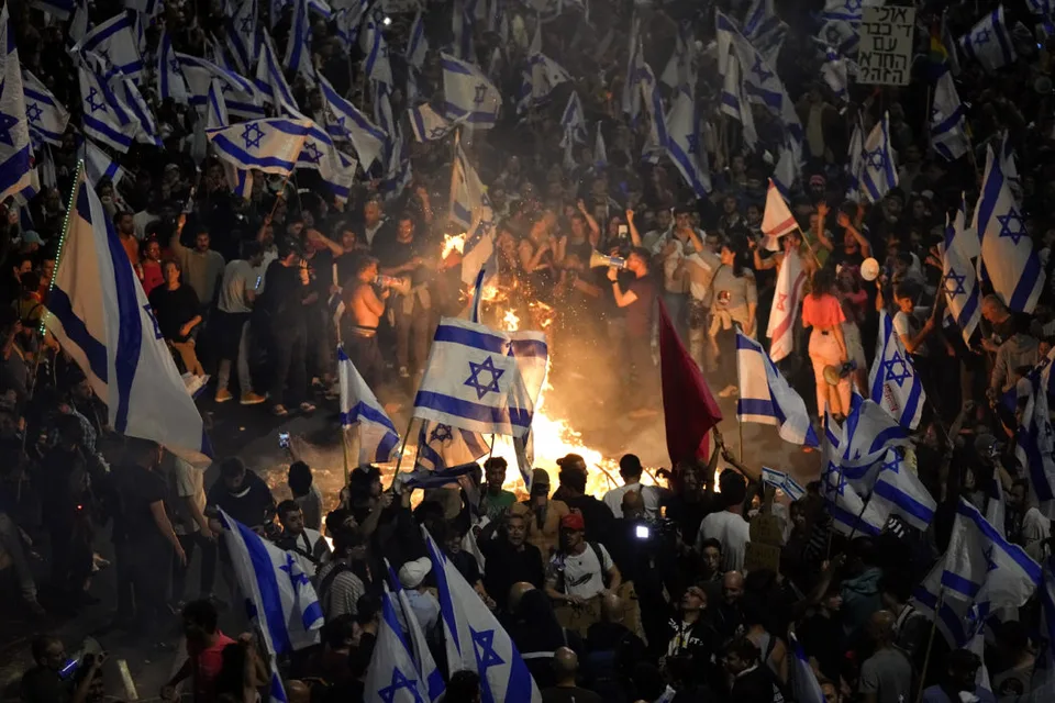 Read more about the article Názor ľudí ich nezaujíma: Izraelský parlament schválil kľúčovú časť spornej súdnej reformy!