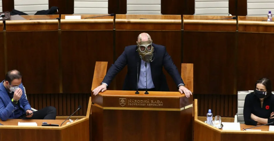 Read more about the article VIDEO Poslanec Medvecký vystúpil v plynovej maske a odkázal saske: Pre vás sme len obyčajné čísla!