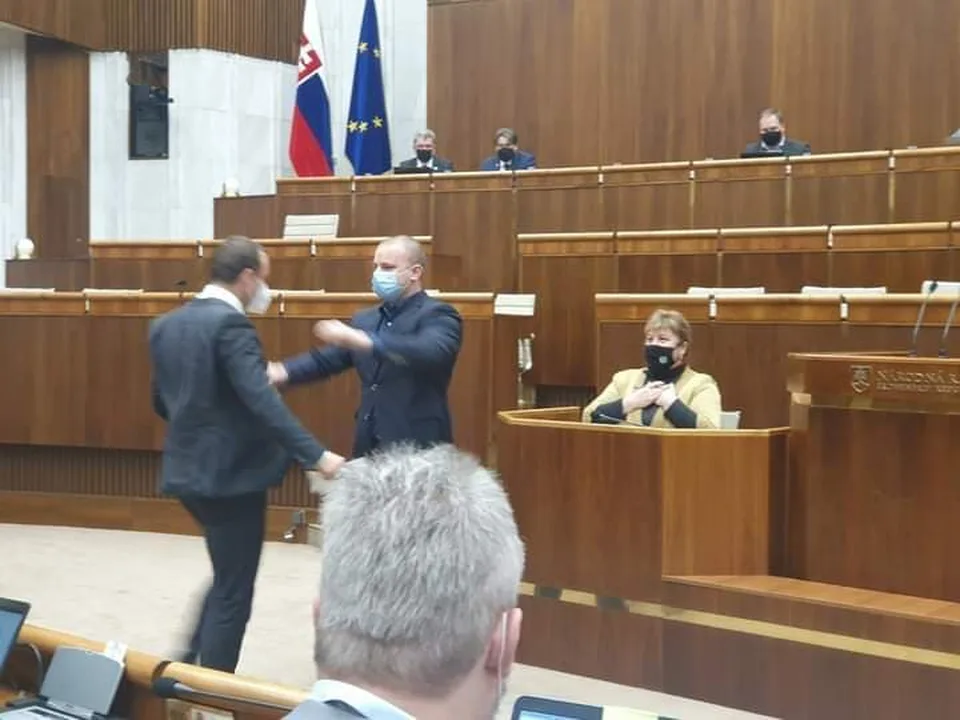 Read more about the article Poslancovi sa vyhrážajú smrťou: Dúfam, že do týždňa skapeš!