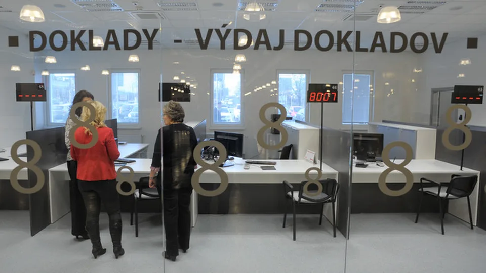 Read more about the article Nápor ľudí má svoje následky: Rezort vnútra nedodáva všetky pasy v termíne. Pripomína občanom