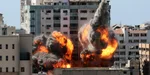 Dym stúpa po izraelskom leteckom útoku na budovu, v ktorej sídlia viaceré zahraničné médiá, vrátane agentúry The Associated Press (AP) v Gaza City, v pásme Gazy 15. mája 2021.