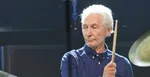 Na archívnej snímke z 22. októbra 2017 bubeník britskej rockovej skupiny The Rolling Stones Charlie Watts počas európskej časti turné No Filter Tour v Paríži.
