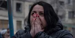Žena reaguje pri pohľade na trosky výškovej obytnej budovy po sobotňajšom raketovom útoku ruskej armády v meste Dnipro na východe Ukrajiny v nedeľu 15. januára 2023.