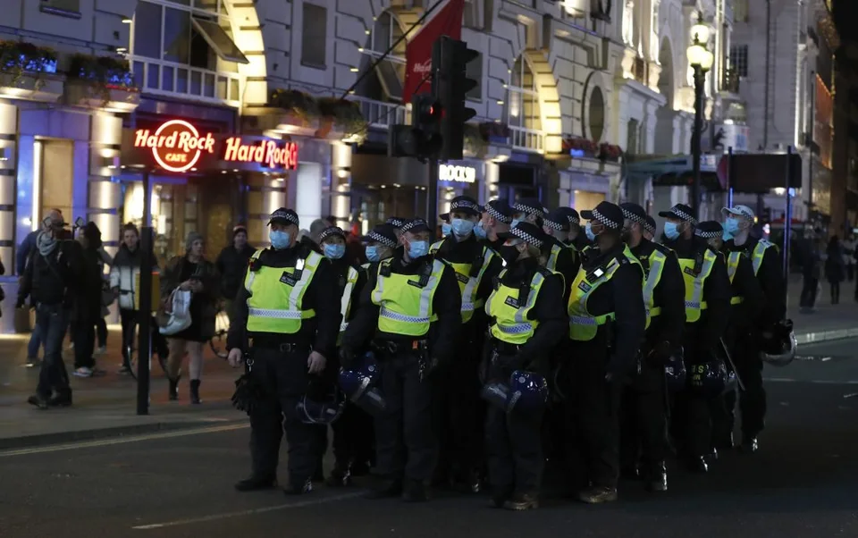 Read more about the article V Anglicku je opäť lockdown, ľudia sa búria, konajú sa protesty