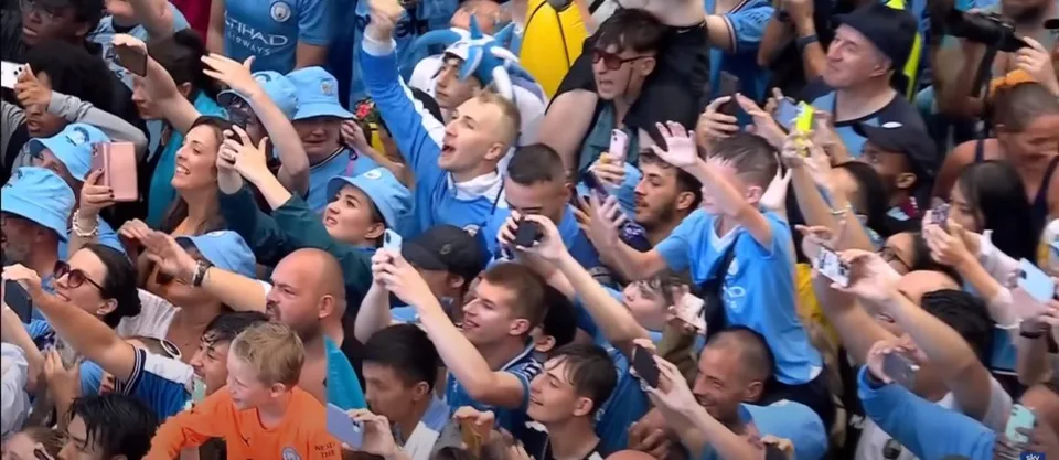 You are currently viewing VIDEO Bujaré oslavy! Hráči City oslávili treble s fanúšikmi v uliciach Manchestru