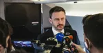 Premiér Eduard Heger počas brífingu s novinármi v lietadle cestou do Francúzska.