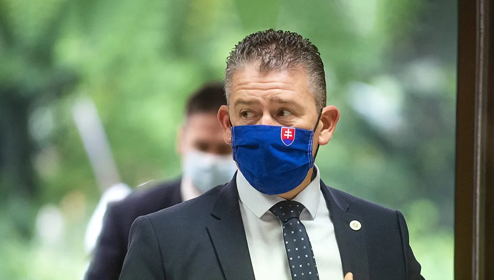 Read more about the article MIKULEC randí so ženou, ktorá ma byt v rovnakom dome ako mafián Zeman. Náhoda?