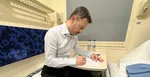 Na ilustračnej snímke Eduard Heger počas cesty vlakom za ukrajinským prezidentom.