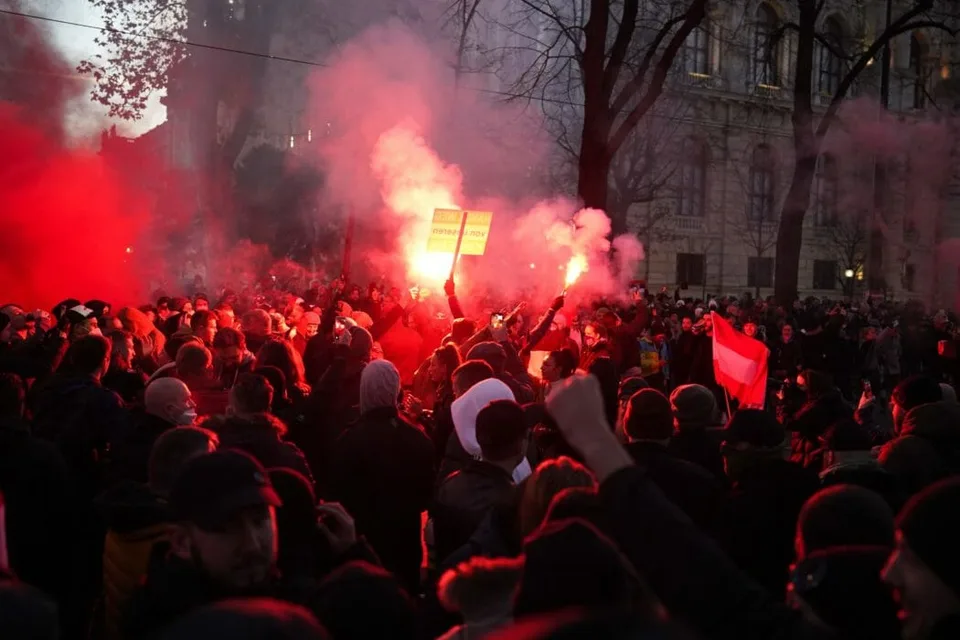 Read more about the article Vo viacerých európskych mestách protestovali tisíce ľudí proti pandemickým opatreniam