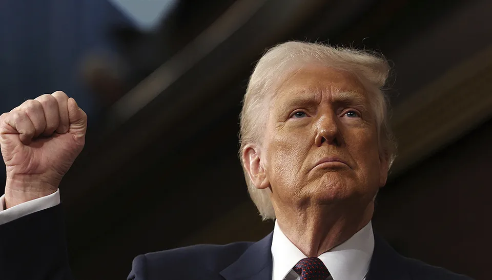 Read more about the article Trumpa nevedeli dostať z pódia, keď odovzdával trofej Svetového pohára. Dostalo sa mu ovácií aj bučania