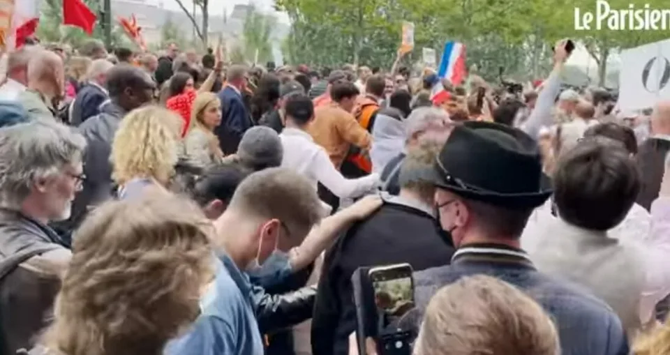 Read more about the article VIDEO Vyše 100-tisíc Francúzov vyšlo do ulíc: Chceme slobodu a nie lekársku diktatúru!