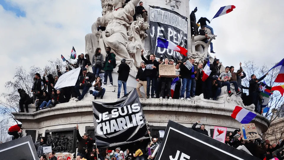 You are currently viewing Súd v prípade útokov na Charlie Hebdo odročili: Hlavný obžalovaný stále vykazuje príznaky COVID-19