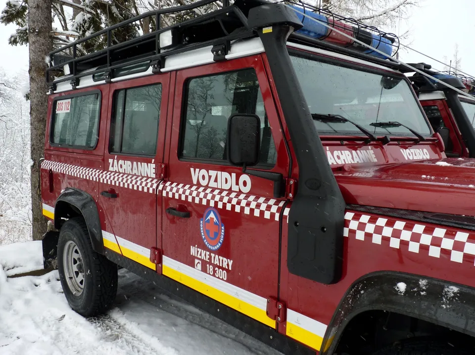 Read more about the article Zábava skončila hrôzou: Horská záchranná služba zasahovala po náraze mladíka pri sánkovaní