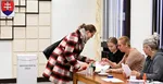 Volička počas hlasovania v referende v jednej z volebných miestností.
