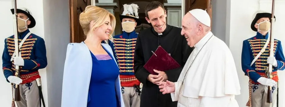 Read more about the article Tajomstvo odhalené. Prečo nemala prezidentka rúško pri vítaní pápeža, ale čestná stráž áno?