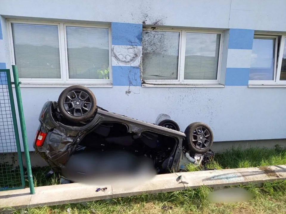 Read more about the article FOTO Auto vymrštilo do vzduchu a narazilo do budovy! Spolujazdec zahynul