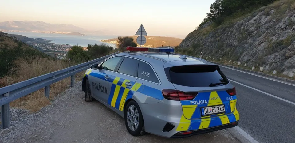 Read more about the article Dovolenkárom v Chorvátsku pomáhajú slovenské hliadky riešiť aj spory pri ubytovaní