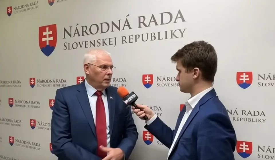 Read more about the article VIDEO Farkašovský exkluzívne pre eReport: Menej je vždy viac
