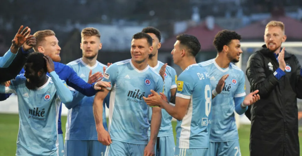 Read more about the article FOTO Futbalisti Slovana sa radovali zo zisku titulu: Je rekordný, má číslo 12!